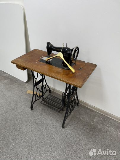 Швейная машина ретро