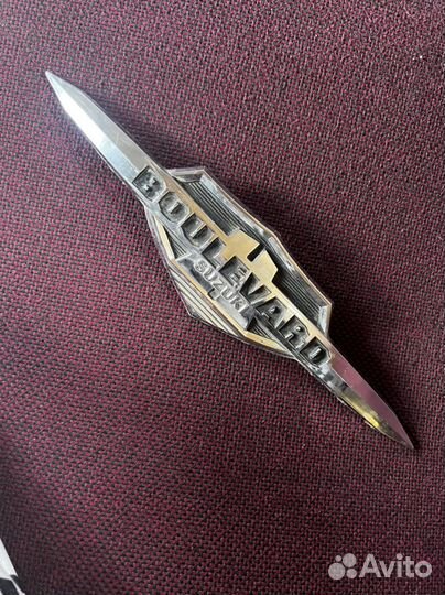 Suzuki boulevard m109r правый шильдик на бак