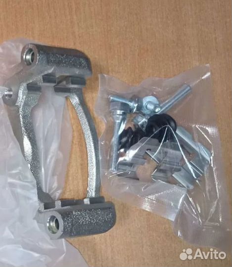 Скоба заднего суппорта Хендай Солярис / Киа Рио