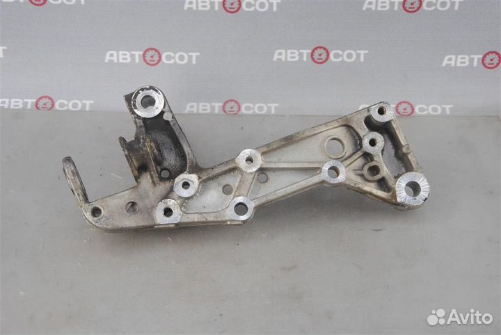 Кронштейн левого рычага передней подвески Audi A