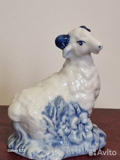 Фарфоровая фигурка ручной работы Овечка Гжель