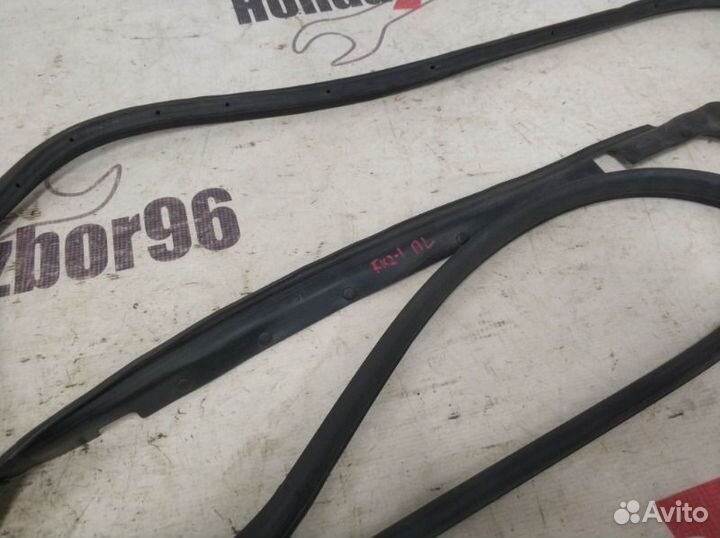 Уплотнитель двери передний левый Honda Civic 5D 9