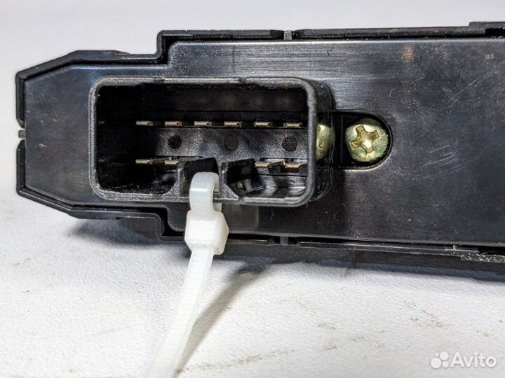 Кнопка стеклоподъемника задняя левая Hyundai Ix35