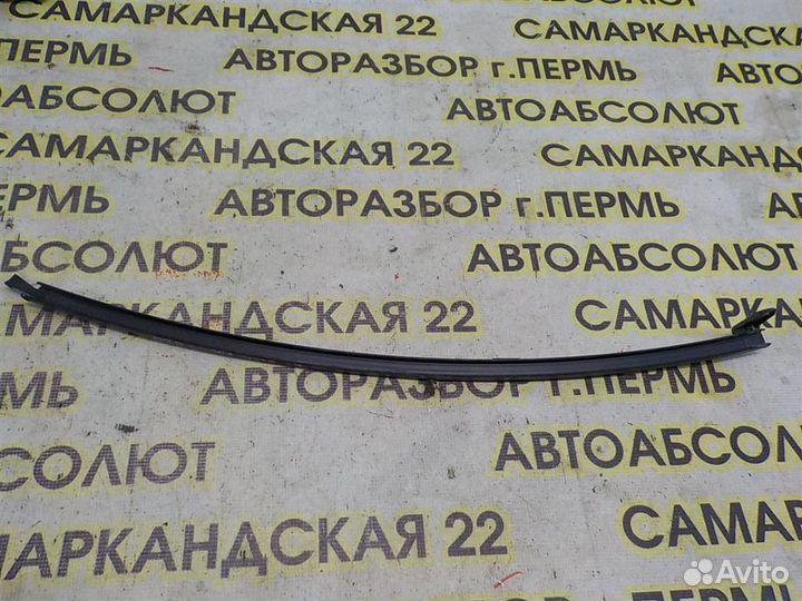 Направляющая стекла двери Toyota Yaris (XP10) 199