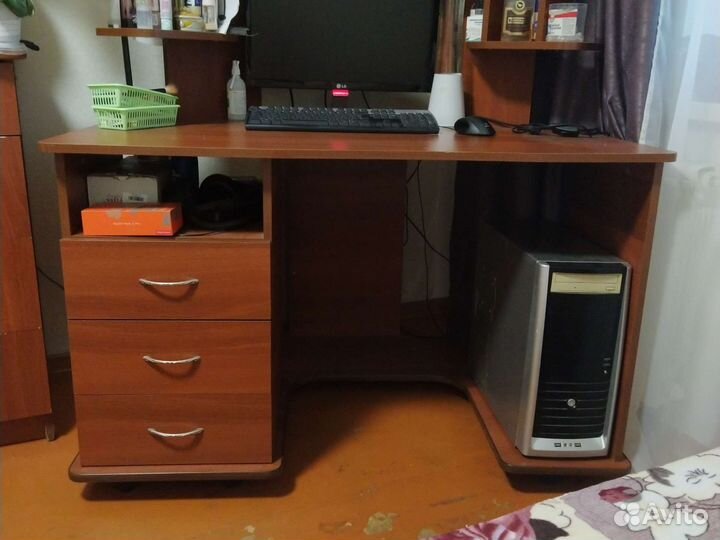 Компьютерный стол угловой