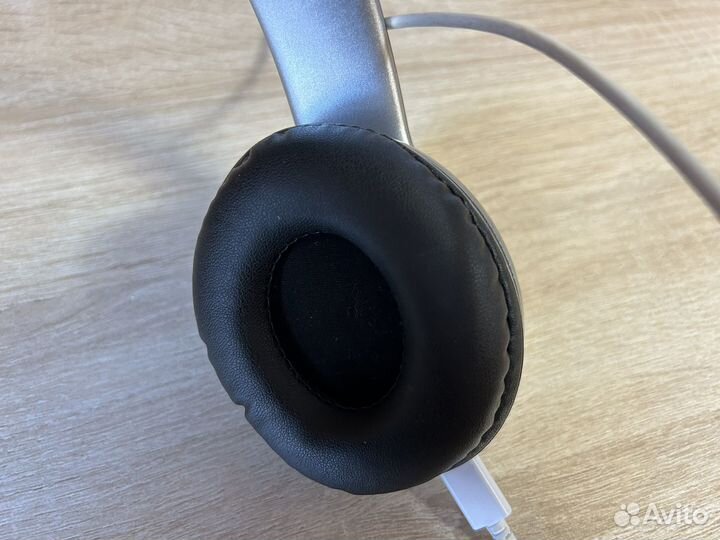 Бспроводные наушники JBL v33