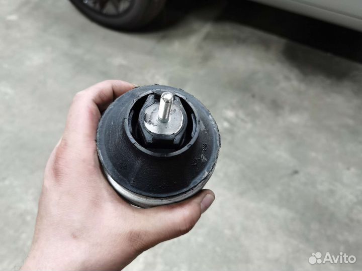 Подушка двигателя правая vaico V10-1212