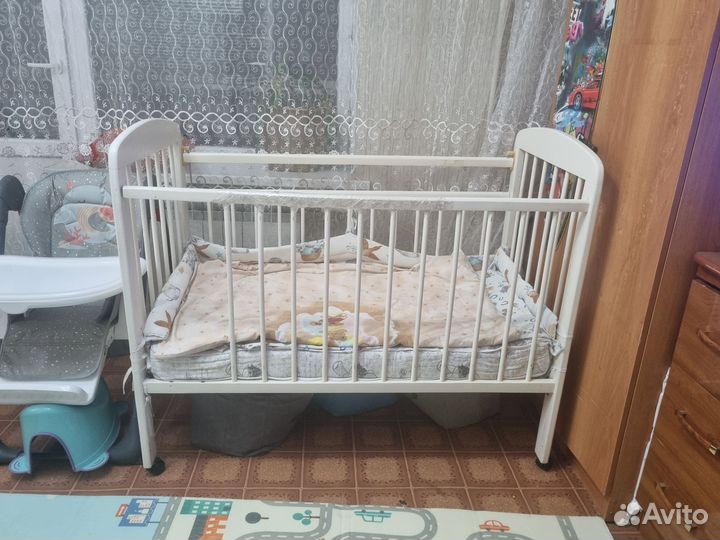 Детская кровать и стул для кормления
