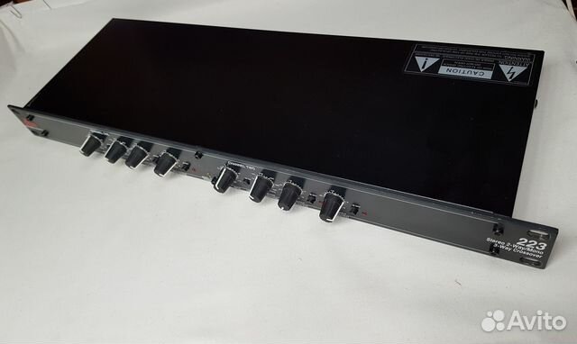 Кроссовер Dbx 223