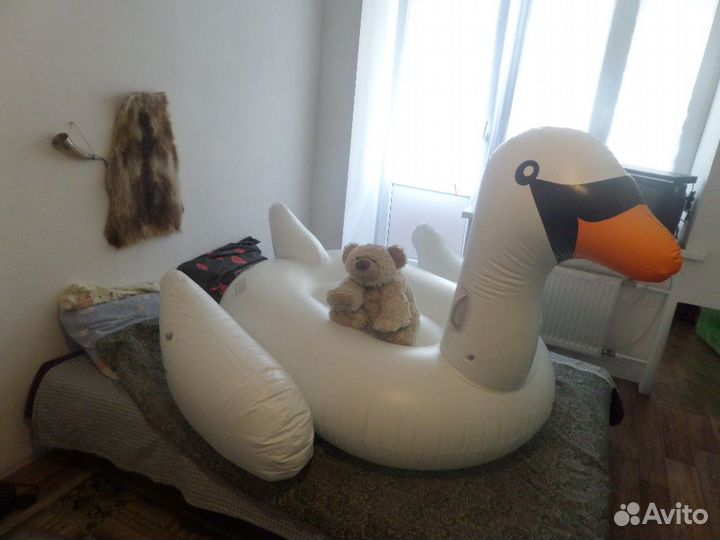 Надувной плотик лебедь
