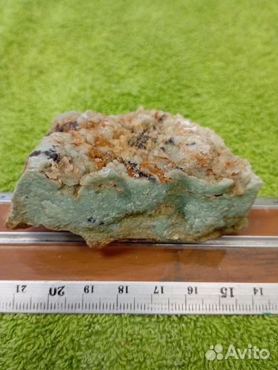 Хризопал в породе