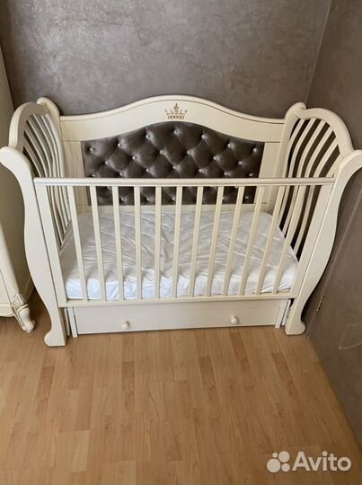 Детская кроватка с маятником и ящиком