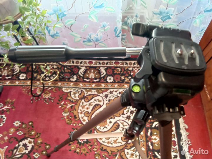 Штатив для видеокамеры