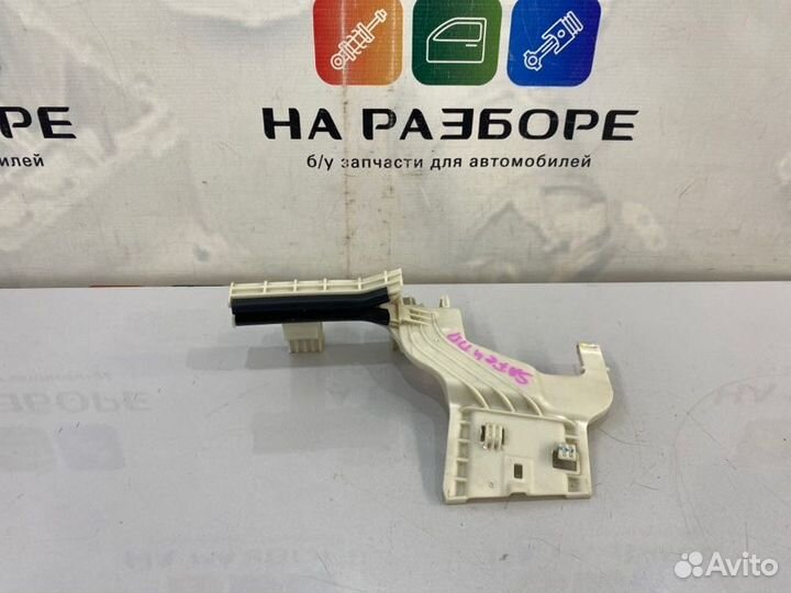 Направляющая стекла двери передняя правая Hyundai