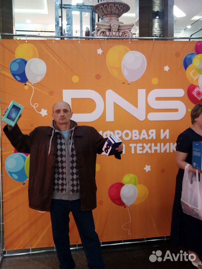 Администратор в спортивном клубе, охранник