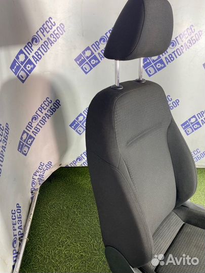 Сиденье переднее левое Volkswagen Jetta седан 1.4