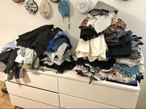 много вещей. гардероб с вещами. подруги покупают одежду. одежда на полу вид сверху. поможем продать ваши вещи.