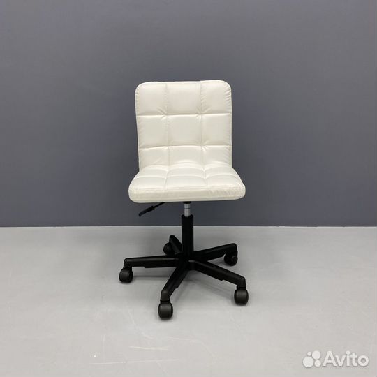 Стул мастера и клиента маникюра