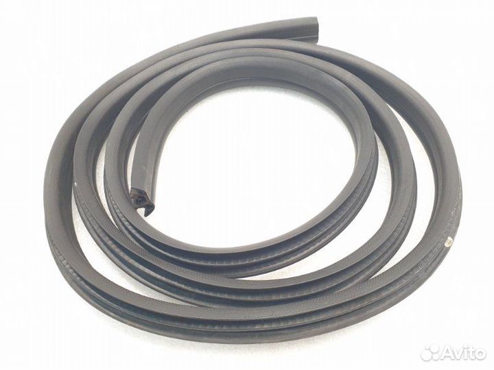 Уплотнительная резинка двери передняя правая Ford