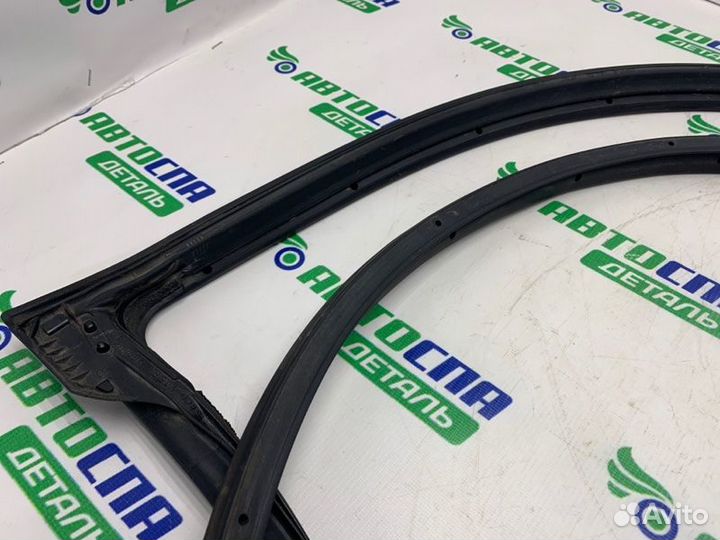 Уплотнитель двери передний правый Mazda 3 Bl седан