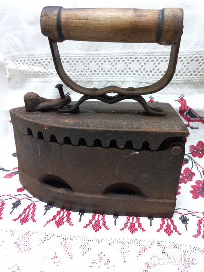 Старинный утюг на углях