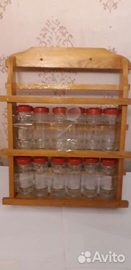 Полка деревянная с емкостями для специй