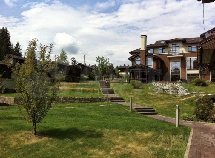 Дом 968 м² на участке 39 сот.