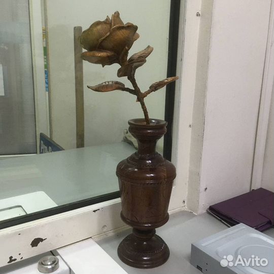 Ваза и роза из дерева