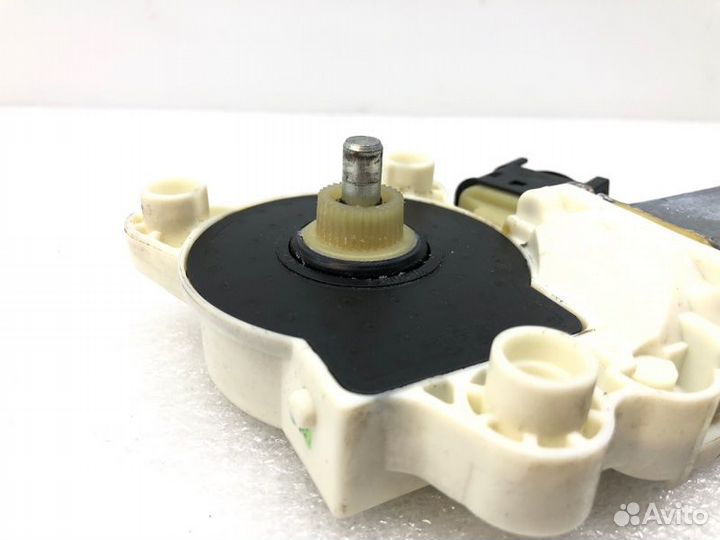 Моторчик стеклоподъемника передний левый