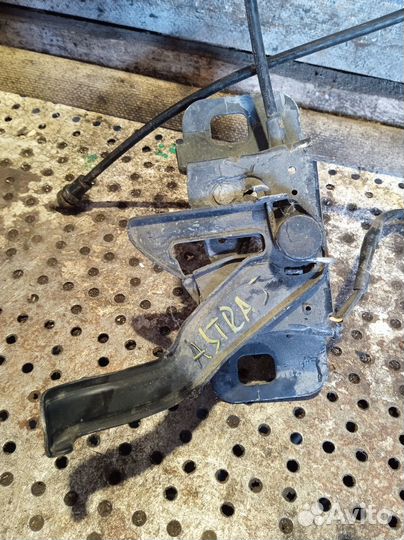 Замок капота Opel Astra J