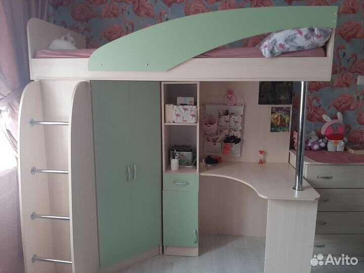 Кровать чердак со столом и шкафом