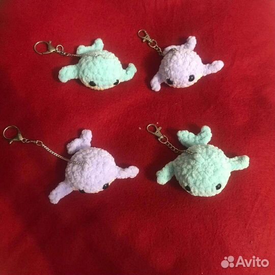Вязаный брелок-китенок