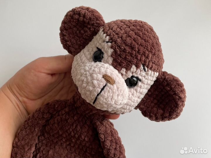 Вязанная игрушка-комфортер обезьянка