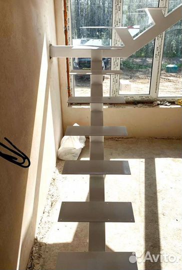 Лестница Г-образная с поворотными ступенями