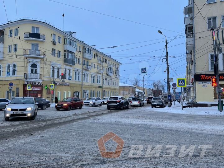 Помещение на оживленном перекрестке у остановки