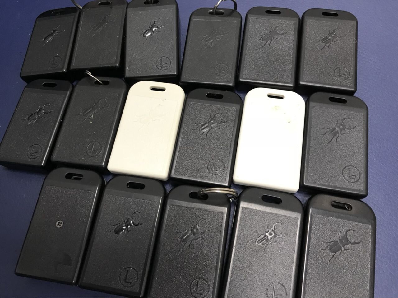 брелок метка сигнализации black bug. метка иммобилайзера блэк баг. брелок метка сигнализации black bug. брелок иммобилайзера black bug батарейка. брелок метка иммобилайзера black bug.