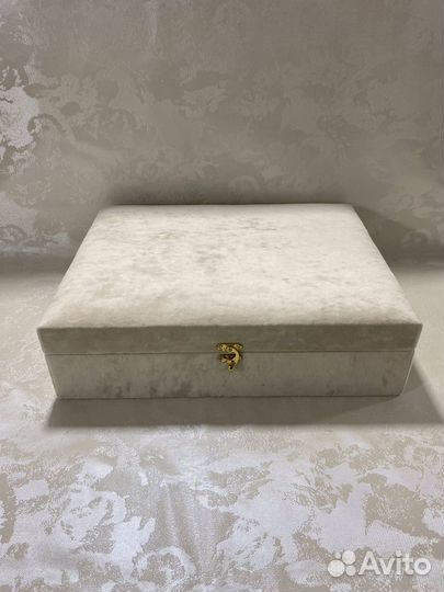 Подарочные коробки, шкатулки и чемоданны