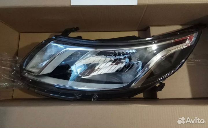 Передняя правая фара на Kia Rio 3 2013