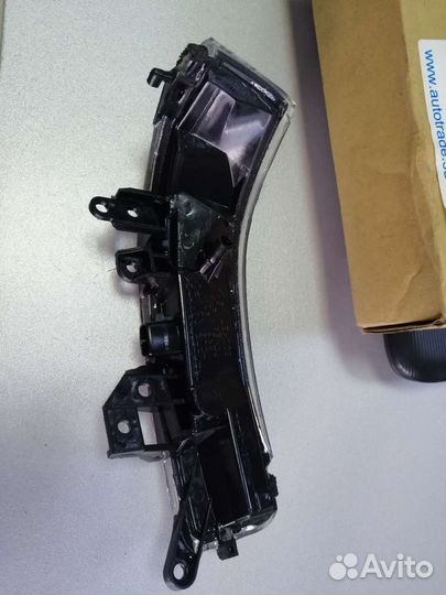 Повторитель в зеркало прав Toyota Prius Camry V40