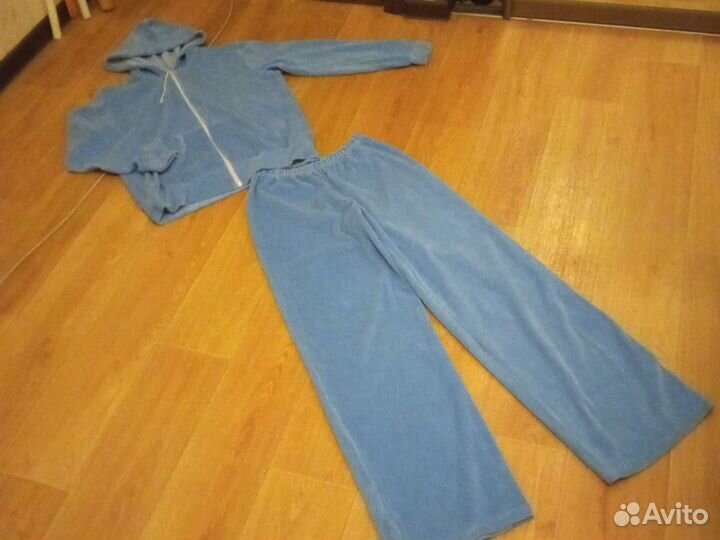 Спортивный костюм из ярко нежно-голубого велюра