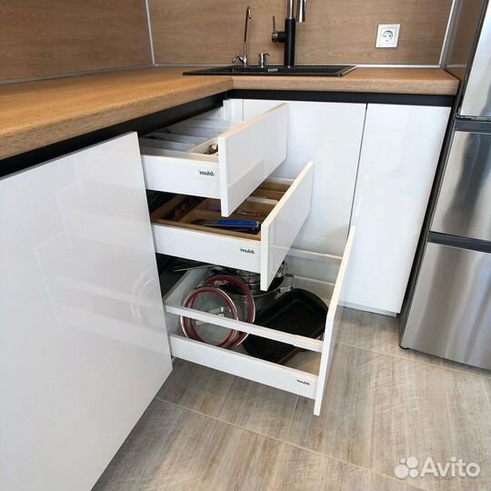 Кухня белая без ручек