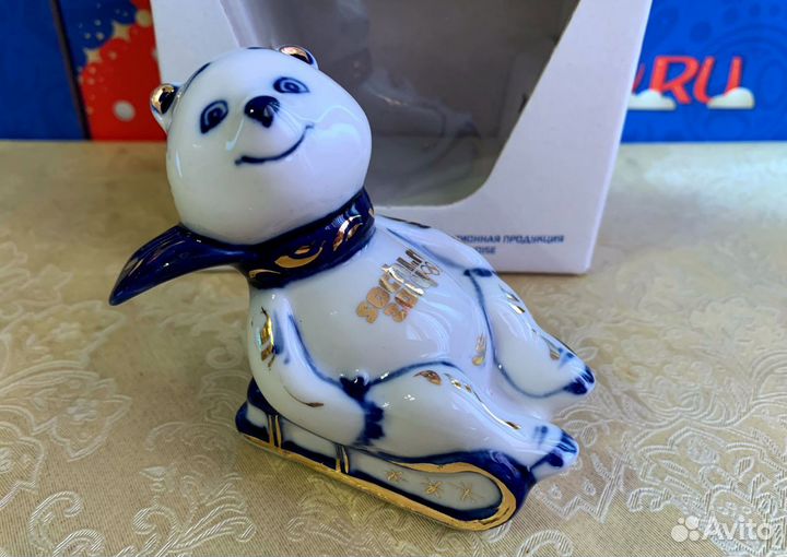 Мишка на санках. Золото. Гжель Фарфор. Олимпиада