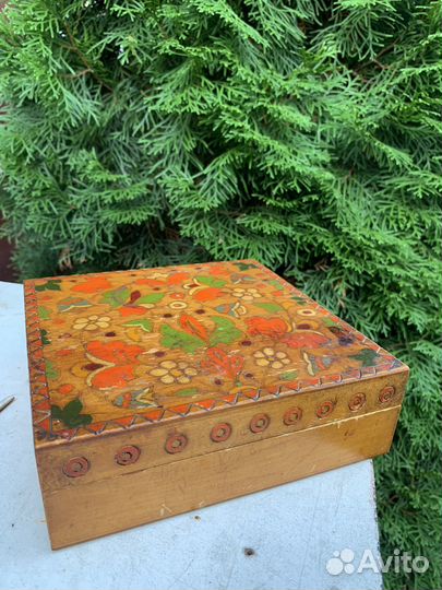 Деревянная шкатулка