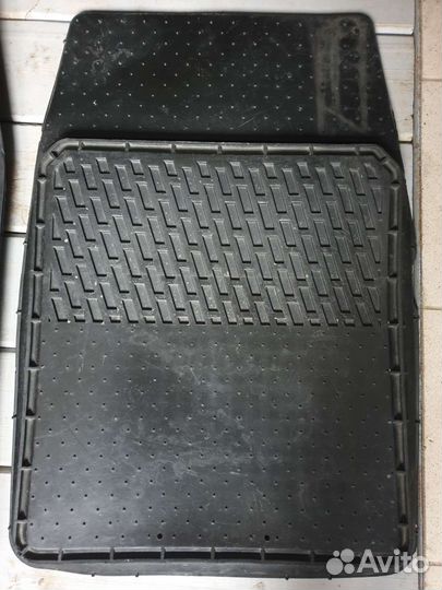 Два резиновых передних универсальные коврика