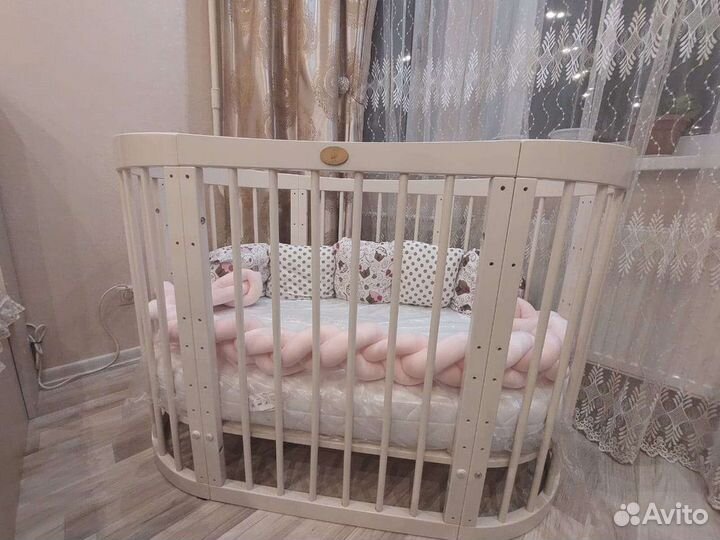 Детская кроватка с маятником белая