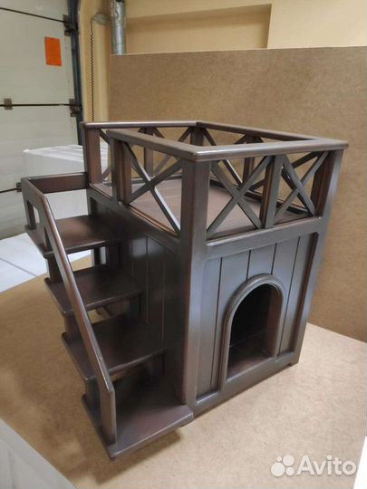 Деревянный домик с террасой для собаки или кошки