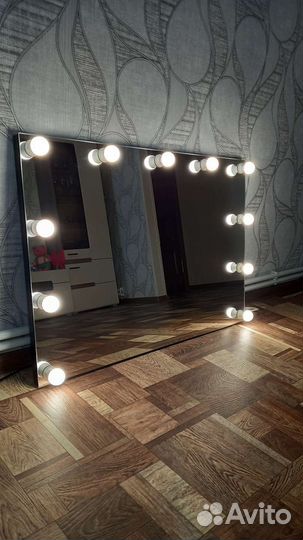 Гримерное зеркало с лампочками