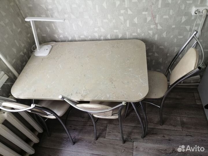 Кухонный стол и стулья