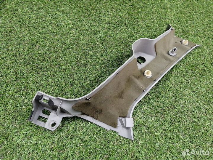 Обшивка стойки кузова задняя правая Mazda Capella