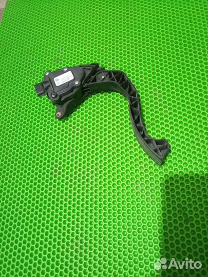 Педаль газа Renault logan 2